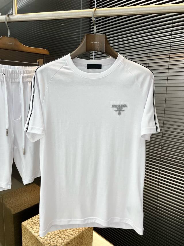Prad普拉达 一套不拆卖 重磅推荐！25Ss春夏新品休闲短裤套装 十足腔调上身非常的赞 超有型 绝对是吸引回头率的利器！时尚潮流套装。采用进口棉面料，舒适度好
