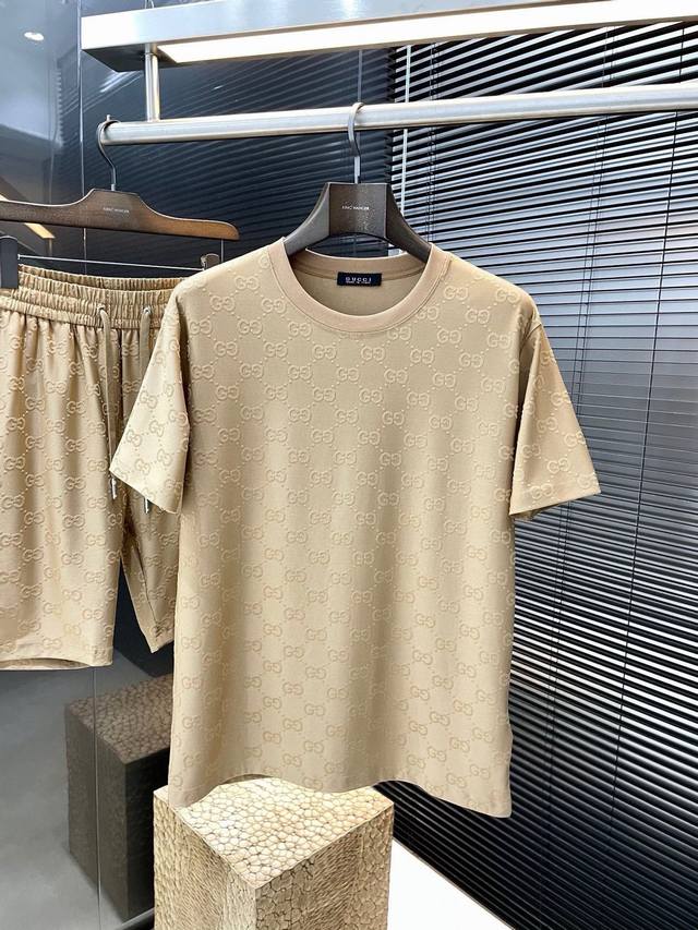 Gucc G家 一套不拆卖 重磅推荐！25Ss春夏新品休闲短裤套装 十足腔调上身非常的赞 超有型 绝对是吸引回头率的利器！时尚潮流套装。采用进口棉面料，舒适度好