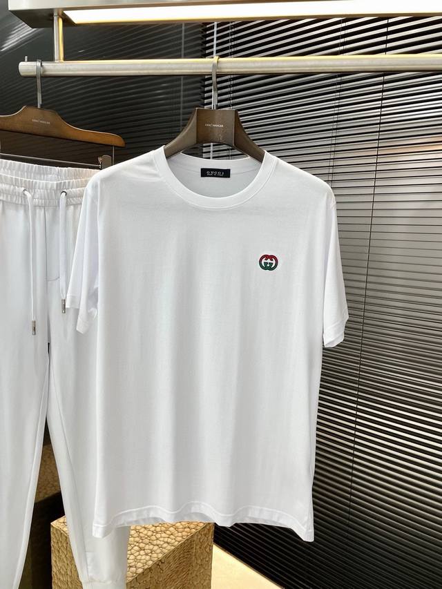 Gucc G家 一套不拆卖 重磅推荐！25Ss春夏新品休闲套装 十足腔调上身非常的赞 超有型 绝对是吸引回头率的利器！时尚潮流套装。采用进口棉面料，舒适度好，车