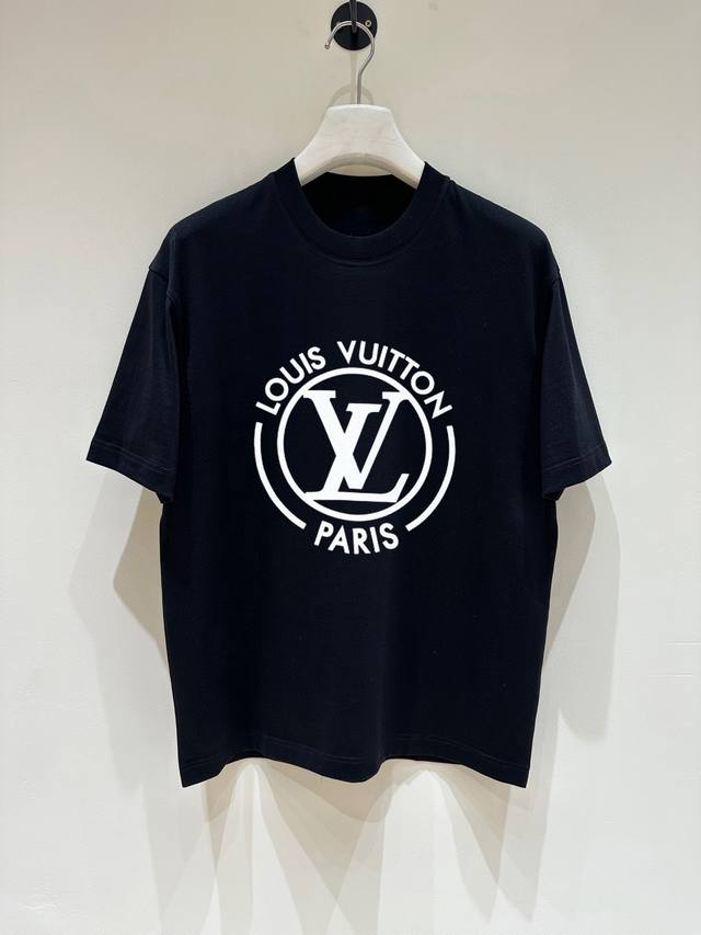 Lv 2025早春新款首发专柜最新款短袖圆领T恤 高端订制 设计前卫时尚！高端定制高支棉面料.手感柔软.穿着舒适.专柜级别精致车线.做工精细.上身效果无敌帅气！