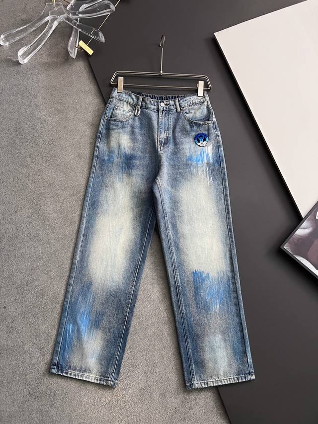 品质元单1V* 25Ss 新款蓝色牛仔棉质牛仔裤 这款展现遵循再生农业理念制成的创新牛仔面料。采用黑色棉质混纺斜纹面料精心制作，官网同步有售，进口原版水洗微弹力