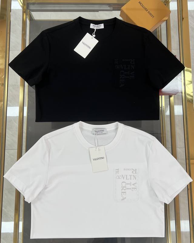 新品 华伦天奴 独家爆款 2025春夏新款首发专柜最新款短袖圆领T恤 最新设计口袋印花工艺，高端定制120支双面丝爽棉面料.手感柔软.穿着舒适.专柜级别精致车线
