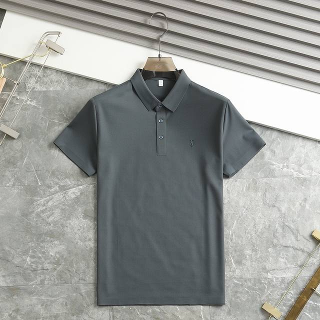 圣罗兰-高端休闲系列！2025新品专柜休闲短袖Polo衫！品牌最新元素Logo重工设计 无痕剪裁 进口80支的超高支纱棉，手感柔滑舒适，弹性佳 软软细腻 不易起