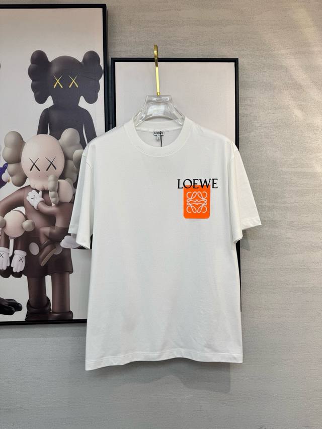 Loewe罗意威 微阔版型 2025春夏新款首发专柜最新款短袖圆领T恤 高端订制 设计前卫时尚！品牌Logo重工艺设计 高端定制丝光云朵棉面料.手感柔软.穿着舒