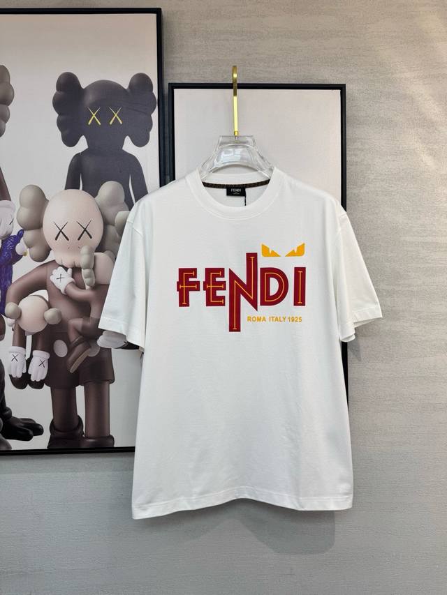 Fend芬迪 微阔版型 2025春夏新款首发专柜最新款短袖圆领T恤 高端订制 设计前卫时尚！品牌Logo重工艺设计 高端定制丝光云朵棉面料.手感柔软.穿着舒适.