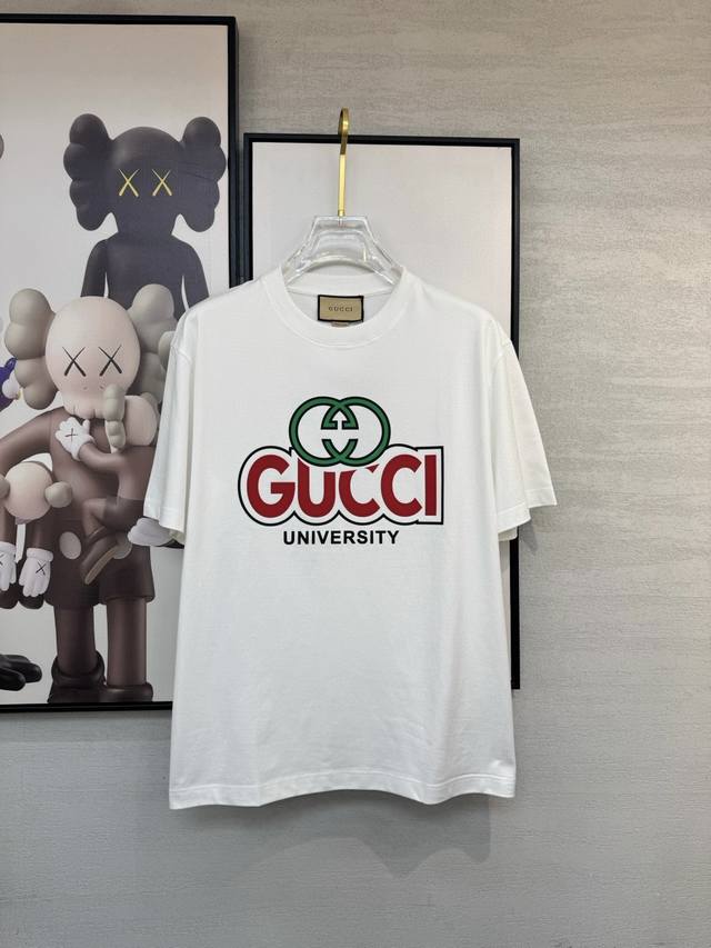 Gucc G家 微阔版型 2025春夏新款首发专柜最新款短袖圆领T恤 高端订制 设计前卫时尚！品牌Logo重工艺设计 高端定制丝光云朵棉面料.手感柔软.穿着舒适