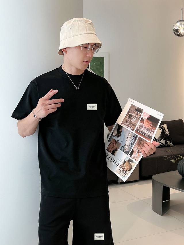 杜嘉班纳 独家专供新款潮男时尚圆领短袖短裤套装，潮流时尚休闲短袖套装！透气舒适度高，细节无可挑剔，品牌元素设计理念，体现高品质。呈现休闲裁剪，上身版型超赞！码数