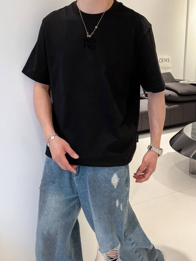 大王 微阔版型 2025早春新款首发 专柜最新款欧美棉短袖圆领T恤 高端订制 设计前卫！重工艺设计 定制面料.手感柔软.穿着舒适.专柜级别精致车线.做工精细.上