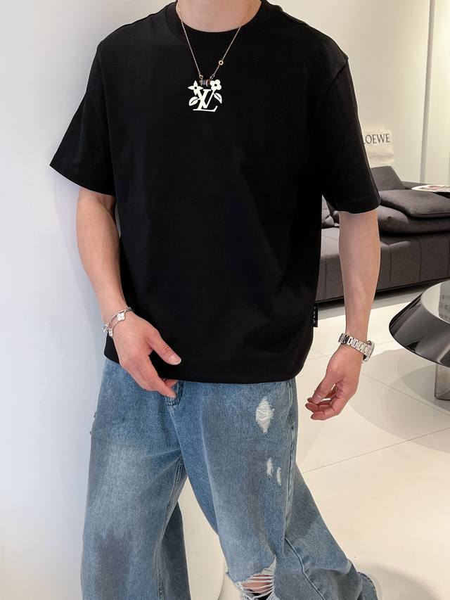 Lv 微阔版型 2025早春新款首发 专柜最新款欧美棉短袖圆领T恤 高端订制 设计前卫！重工艺设计 定制面料.手感柔软.穿着舒适.专柜级别精致车线.做工精细.上