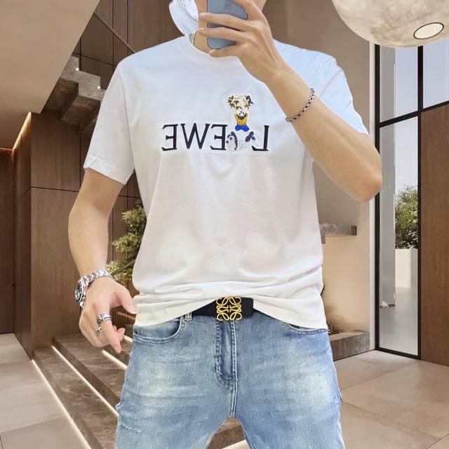 Loewe罗意威 2025早春新款首发 专柜最新款双丝光圆领短袖T恤 胸前品牌Logo重工设计 高端订制 设计前卫！重工艺设计 定制面料.手感柔软.穿着舒适.专