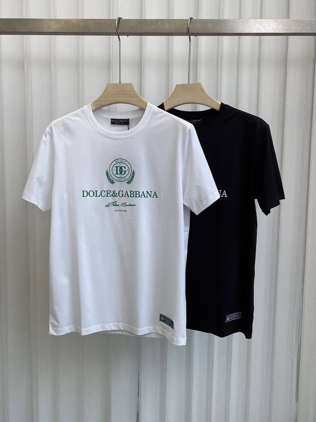 Dolce&Gabbana 25春夏新品印花徽标短袖T 恤，胸前饰印花徽标+下摆织唛设计，采用定制80支双股丝光棉面料；黑色 白色 S～Xxxl 黑白可定制4X