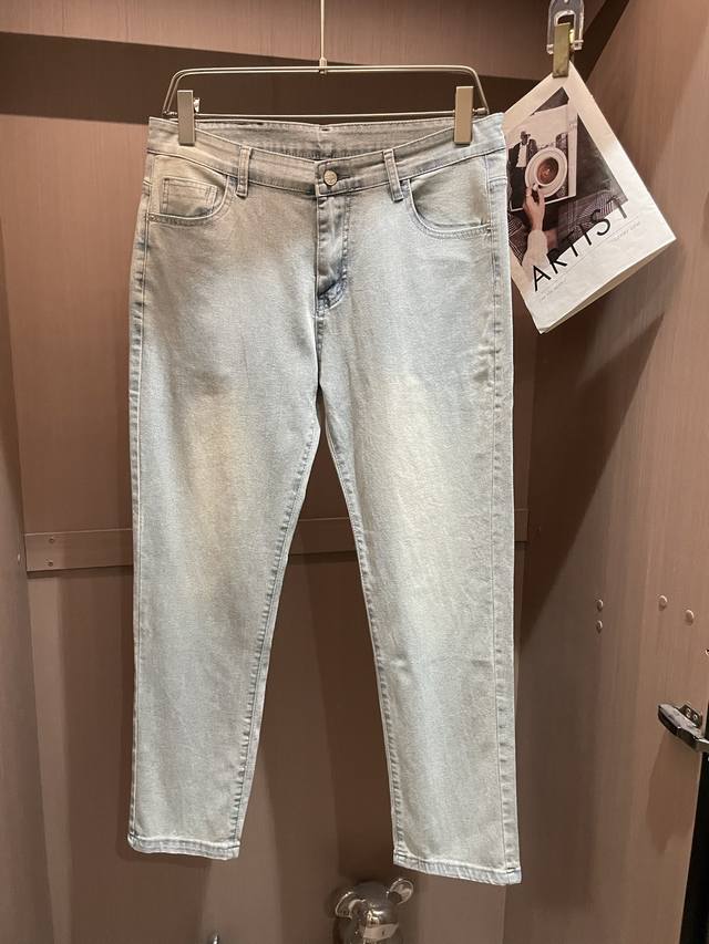 Dior 专柜最新同款牛仔裤 面料版型做工绝绝子 好穿不挑身材在搭配上没有太多的限制 随意简洁的衬托其他单品，来展现自己的风格姿态～ 可以百搭任何风格的单品，搭