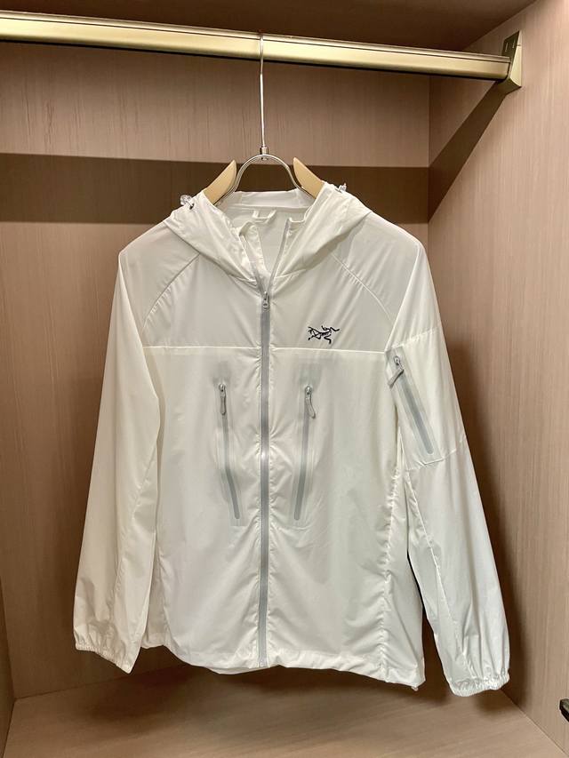 始祖鸟 25Ss新款防晒服 经典款轻薄外套，高端定制风衣，时尚休闲防晒，穿着性极高，百搭款！定制定纺的防晒面料具有良好的弹性和透气性，手感软糯舒适，款式简约而时