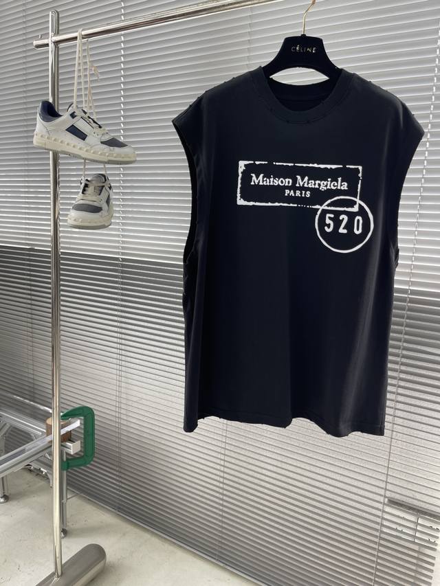 Mm6 马吉拉 2025Ss春夏新款背心 爆款定制纯棉面料 采用立体印花工艺 立体清晰可见 领口、袖口、下摆做旧磨破工艺 面料舒适质感 码数：Xs-Xl Xs码