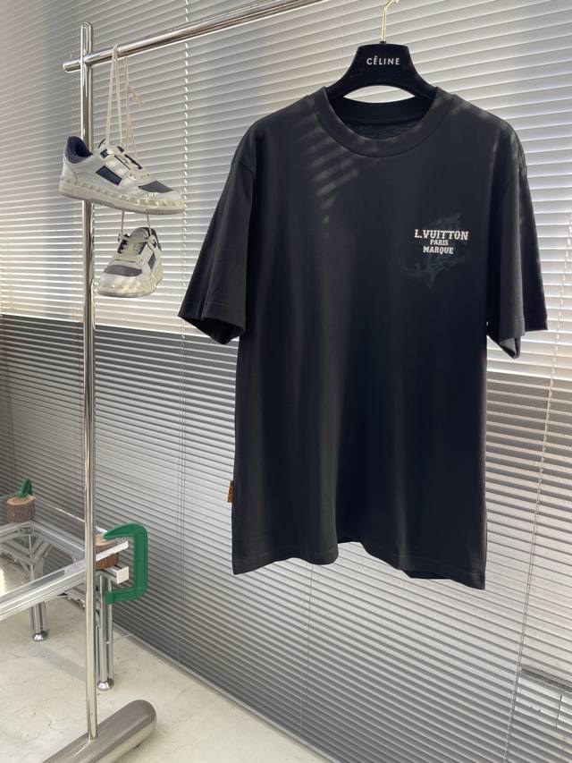 驴牌 25Ss春夏系列圆领T恤 尺码:M-5Xl 微阔短袖T 成份:潮棉平纹面料，245克重，100%纯棉，手感挺括有型，穿着亲肤舒适。 工艺：图案用经典元素花