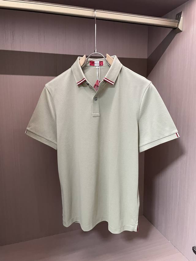 Bally 2025Ss夏季新款 官网最新款翻领 Polo衫，搭配品牌图标，延续极简常态化的设计，时髦与气质于一身！配色轻熟百搭 细节精致出挑！面料采用进口丝光