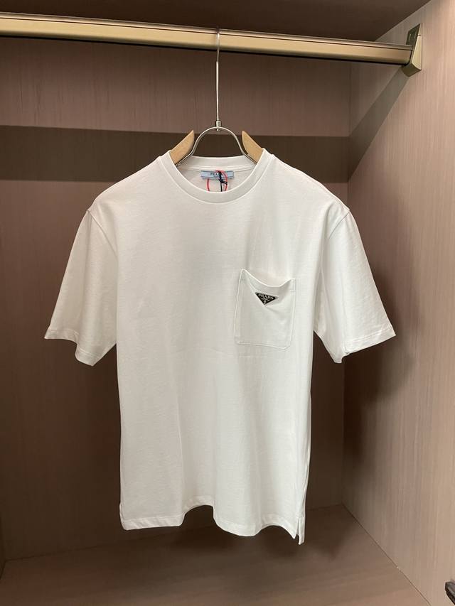 Prad 2025春夏新款首发专柜最新款短袖圆领T恤 高端订制 设计前卫时尚！品牌Logo重工艺设计 高端定制面料.手感柔软.穿着舒适.专柜级别精致车线.做工精