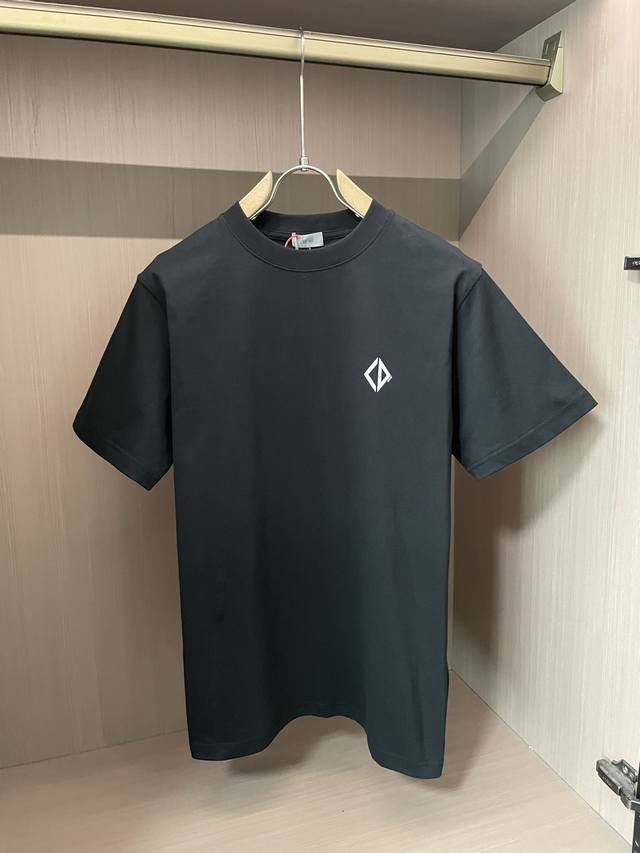 Dior 2025春夏新款首发专柜最新款短袖圆领T恤 高端订制 设计前卫时尚！品牌Logo重工艺设计 高端定制面料.手感柔软.穿着舒适.专柜级别精致车线.做工精