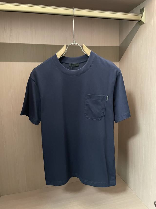 Prad 2025春夏新款首发专柜最新款短袖圆领T恤 高端订制 设计前卫时尚！品牌Logo重工艺设计 高端定制面料.手感柔软.穿着舒适.专柜级别精致车线.做工精