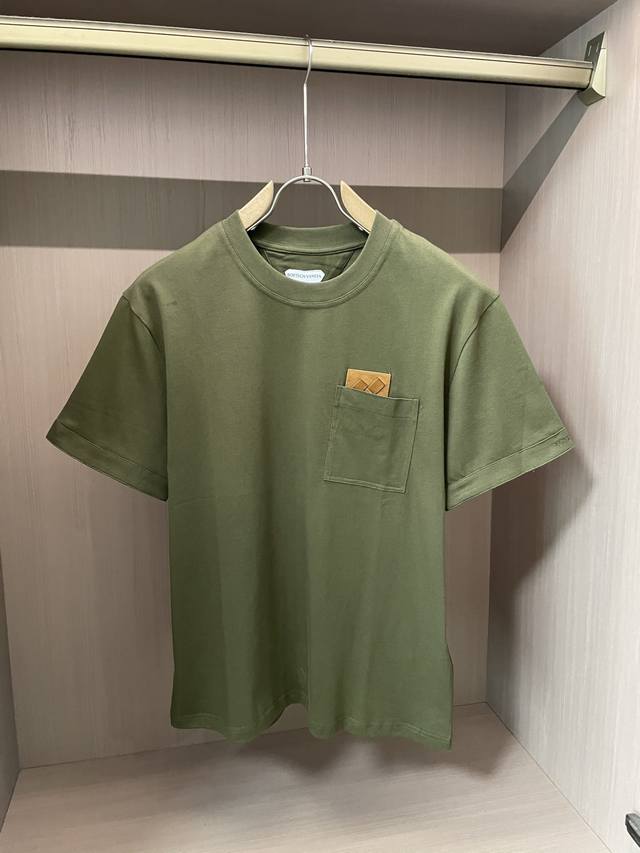 Bv 2025春夏新款首发专柜最新款短袖圆领T恤 高端订制 设计前卫时尚！品牌Logo重工艺设计 高端定制面料.手感柔软.穿着舒适.专柜级别精致车线.做工精细.