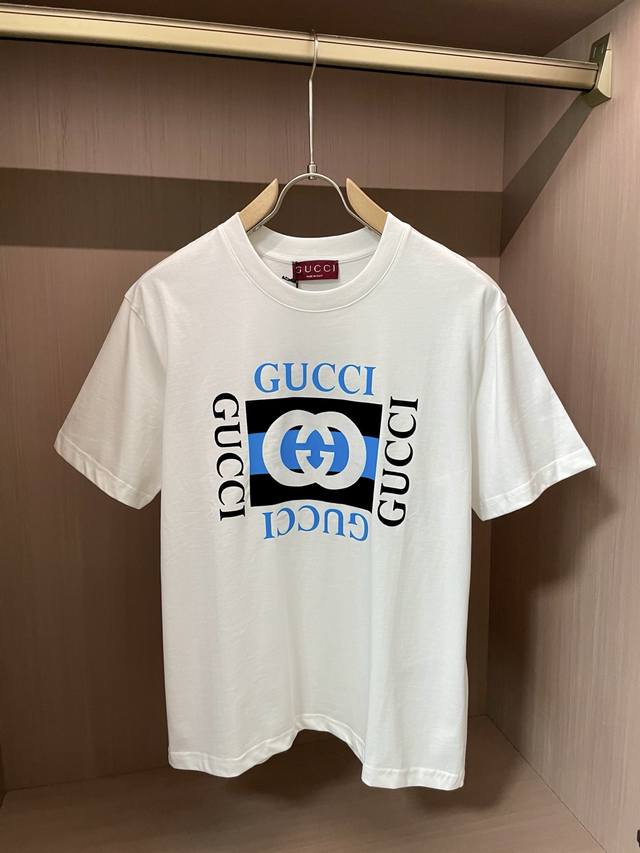 Gucc 2025春夏新款首发专柜最新款短袖圆领T恤 高端订制 设计前卫时尚！品牌Logo重工艺设计 高端定制面料.手感柔软.穿着舒适.专柜级别精致车线.做工精