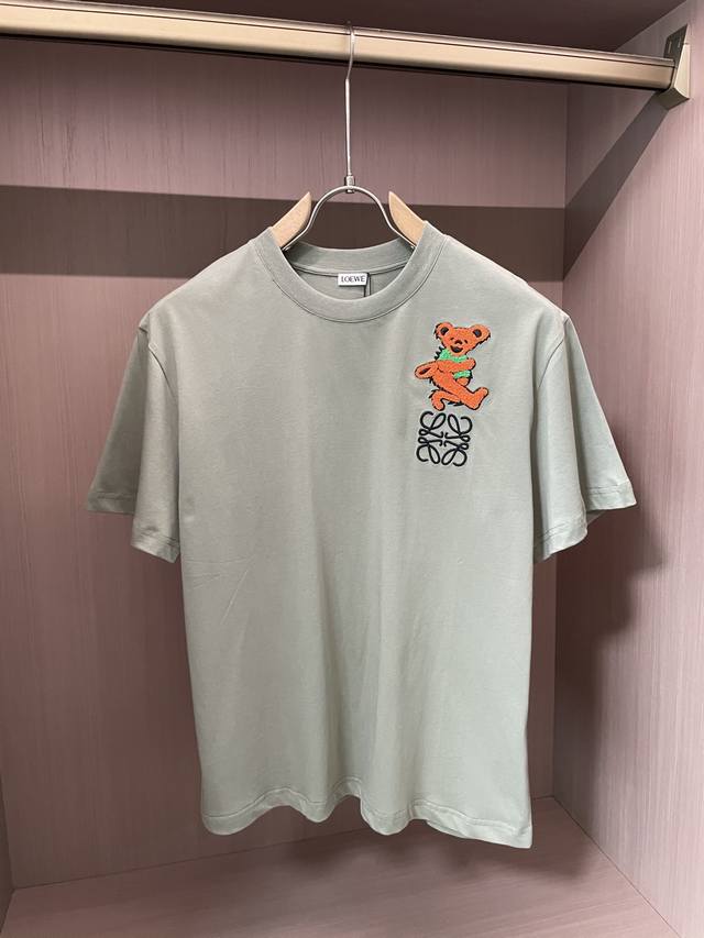 Loewe 2025春夏新款首发专柜最新款短袖圆领T恤 高端订制 设计前卫时尚！品牌Logo重工艺设计 高端定制面料.手感柔软.穿着舒适.专柜级别精致车线.做工