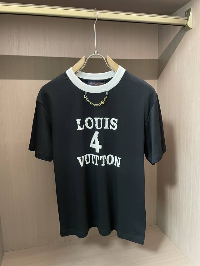 Lv 2025春夏新款首发专柜最新款短袖圆领T恤 高端订制 设计前卫时尚！品牌Logo重工艺设计 高端定制面料.手感柔软.穿着舒适.专柜级别精致车线.做工精细.