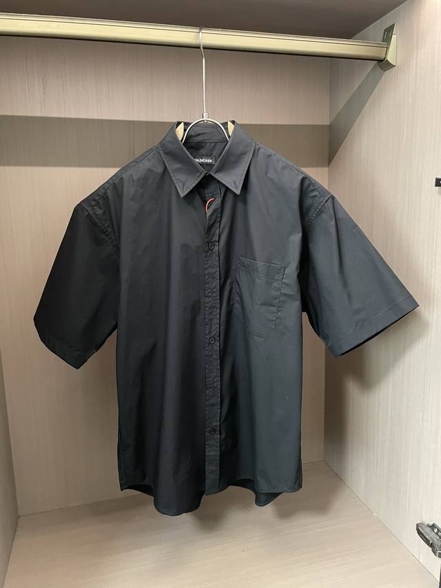 巴黎世家 2025Ss新款男士短袖衬衫 高端版本衬衣！专柜定制面料 透气舒适度高，细节无可挑剔，品牌元素设计理念，体现高品质。手感细腻柔软！呈现休闲裁剪，上身版