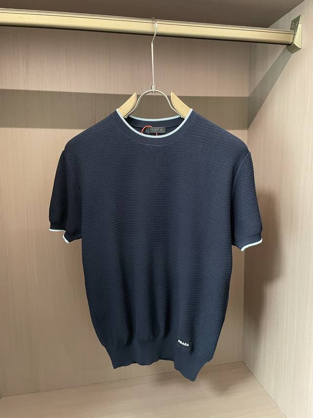 Prad 2025Ss夏季新品男士针织圆领短袖衫！独家首发 采用纤维超细与高弹的伊力特纱线织造而成，质感与纹理都是超级的柔和，非常的轻薄柔软，手感极其的细腻丝滑