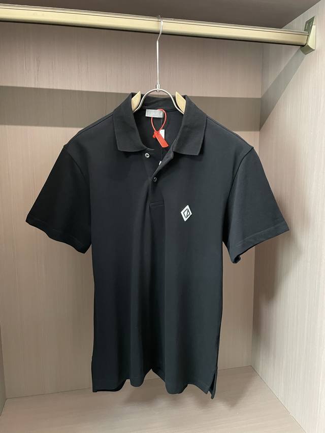 Dior 2025Ss夏季新款 官网最新款翻领 Polo衫，搭配品牌图标，延续极简常态化的设计，时髦与气质于一身！配色轻熟百搭 细节精致出挑！面料采用进口丝光珠