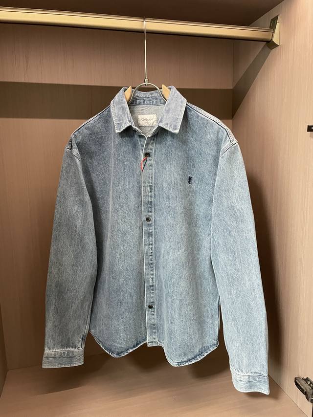 Ysl 浅蓝牛仔衬衫，经典翻领+做旧水洗，自带复古松弛感。单穿硬朗，内搭柔和，适配各种风格，是衣柜里永不出错的存在～3 尺码S-Xl