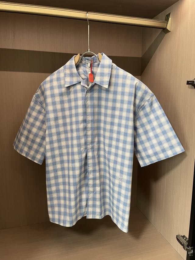 Loewe 浅蓝格纹短袖衬衫，清新配色自带夏日感，宽松版型藏着慵懒调。单穿清爽，内搭叠穿也有层次，轻松拿捏青春校园风～3 尺码38 39 40 41