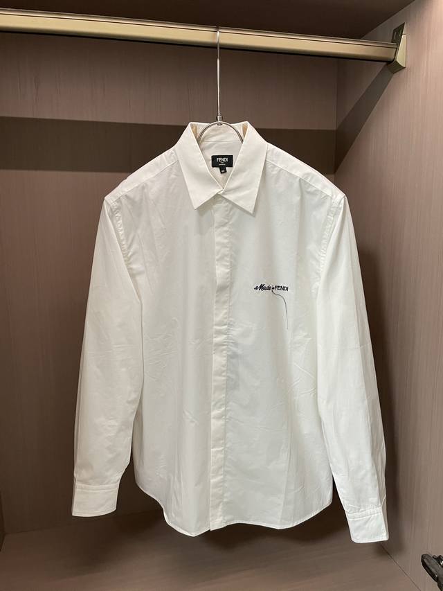 Fendi 长袖衬衫，简约经典的版型，胸口精致刺绣暗藏巧思，自带优雅贵气。日常可正式可休闲，单穿干练，叠穿有层次，轻松拿捏高阶时髦感～3 尺码S-Xl