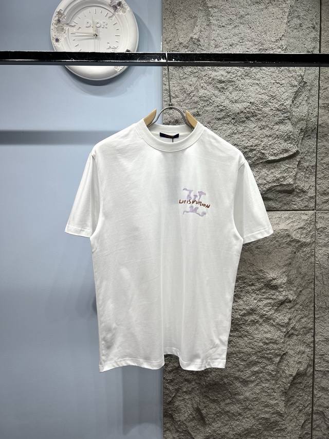L_V 路易*登 2025Ss最新款印花彩绘南瓜短袖T恤定制280克全棉面料，面料柔软，亲肤舒适 胸前艺术字母标识、后幅描摹艺术家笔下标志性的幻彩南瓜图案 由彩
