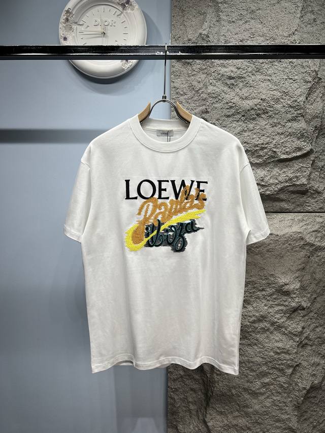 Lo*We 罗*威 2025Ss最新款彩绘刺绣字母短袖T恤280G定制纯棉面料活性棉 面料透气舒适易清洗 胸前大Logo彩绘刺绣工艺、使用进口刺绣机先进的计算机