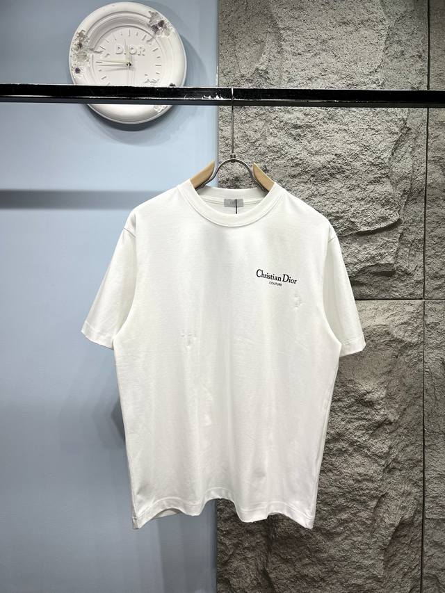 Di*R D家 2025Ss最新款做旧印花短袖T恤280G定制纯棉活性棉 面料透气舒适易清洗 水洗做旧印花破损工艺：这款 Christian Di*R Cout