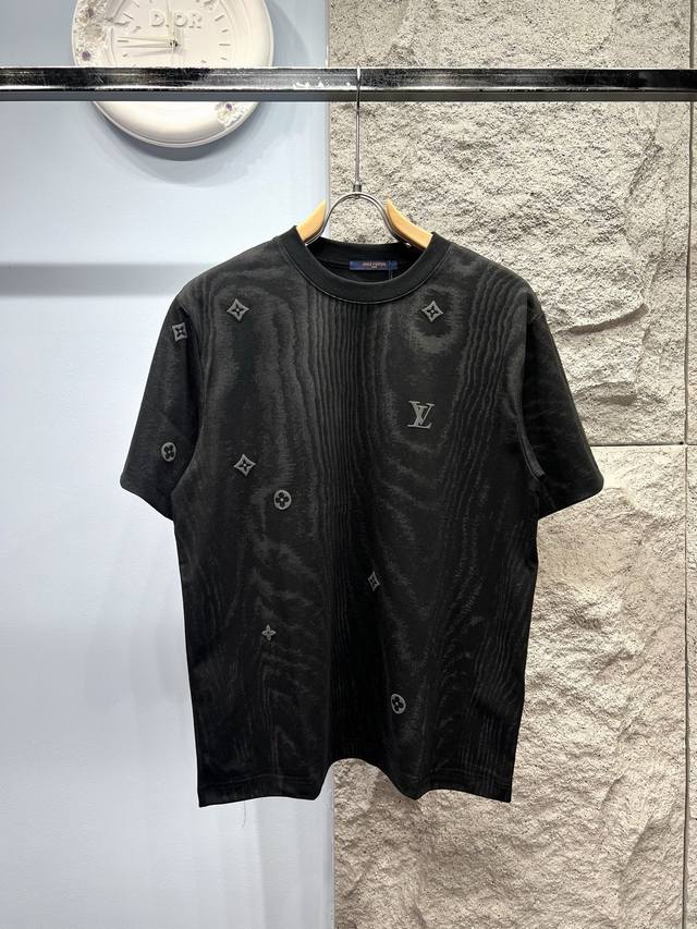 L_V 路易*登 2025Ss最新款提花标识短袖T恤280G定制纯棉活性棉 面料透气舒适易清洗 植绒浮雕印花：本款为 Lv Moiré 图案融入 Lv 字母与