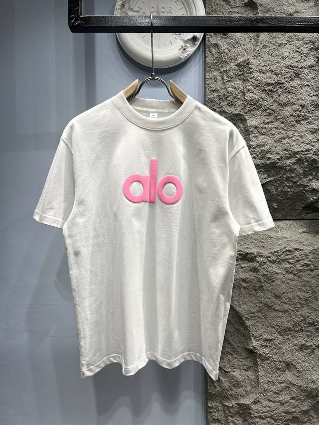Alo 2025Ss最新款发泡标识短袖T恤定制280克全棉面料，面料柔软，亲肤舒适 前胸发泡撞色标识字母，袖臂贴布微标装饰美国潮牌Alo是今年非常受年轻男女追捧