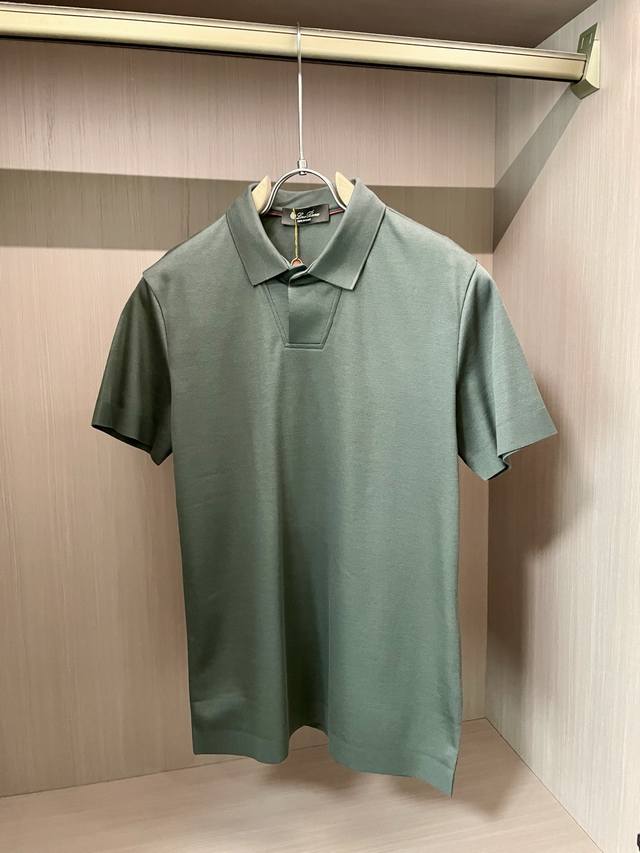 Lp 2580Ss夏季新款 官网最新款翻领 Polo衫，搭配品牌图标，延续极简常态化的设计，时髦与气质于一身！配色轻熟百搭 细节精致出挑！面料采用进口丝光珠地棉