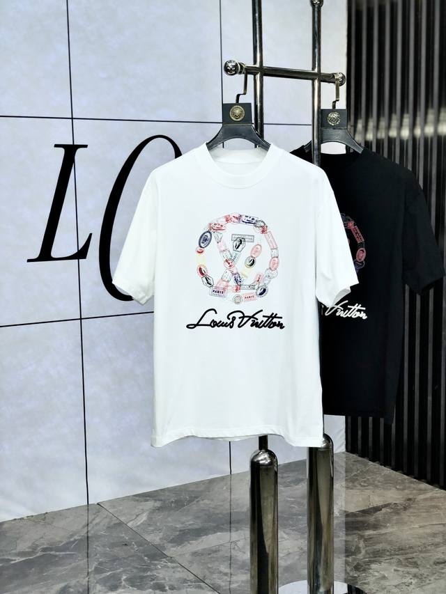 Lv。2025春夏新款首发专柜最新款短袖圆领T恤 高端订制 设计前卫时尚！品牌Logo重工艺设计 高端定制纯棉面料.手感柔软.穿着舒适.1F专柜级别精致车线.做