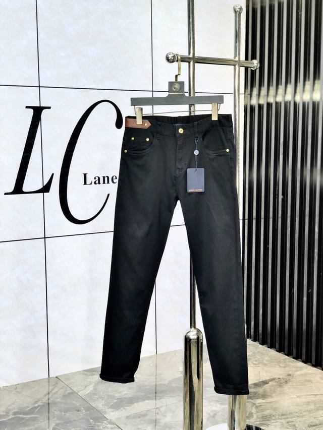 Lv。官网专柜同步发售，2025Ss春夏新品男士休闲牛仔裤，原单品质，专柜定制原版牛仔面料，Logo图案设计，B裤身原版五金辅料装饰，立体清晰，C超级潮流个性，