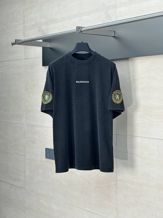 Balenciaga* 巴黎 25Ss胸前字母Logo刺绣曼联勋章短袖T恤 第一时间拿到原版开始操作 原版大版型 区别市面看图版本 Size：1 2 3 4