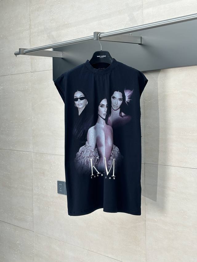 Balenciaga* 巴黎25Ss Kimi艺术磨烂无袖T恤 正面以Kimk艺术作品直喷印花，后面以艺术签名印花 ，右袖刺绣英文磨烂做旧无袖，面料采用巴黎Zp
