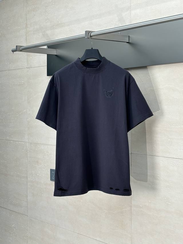 Balenciag* 巴黎Blcg 25闪粉麦穗圆领短袖 采用15S精棉平纹，正面饰以闪亮艺术作品印花，金沙闪粉印花是在面料表面形成金属质感闪光效果的装饰工艺，