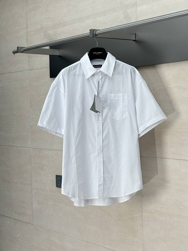 Balenciag* 巴黎 25新款红色签字胶带短袖衬衫 定制府绸面料，正面净版，后背胶带艺术字母标语高温烫花，定制带Logo标识纽扣，立领设计，上身版型挺阔