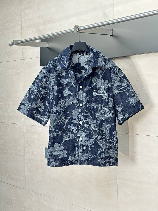 Lv* 路易 25Ss新款单宁牛仔花卉衬衫短袖外套 这款短袖牛仔牛仔缀有精致的编织提花图案，在标志上印以热带花卉图案及冲浪运动的图像，并与叠印的标志融为一体。款