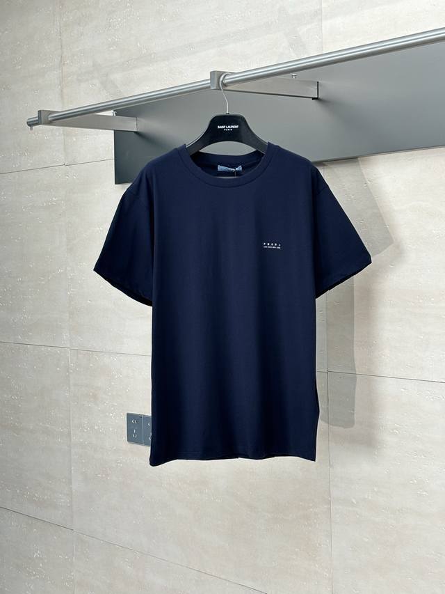 Prada* 普拉达 25Ss新款做旧磨破标识印花短袖 面料采用60支柔棉平纹复合26支爽滑棉，，成衣洗水后克重为230克，，26支爽棉为底部面料 与肌肤接触时