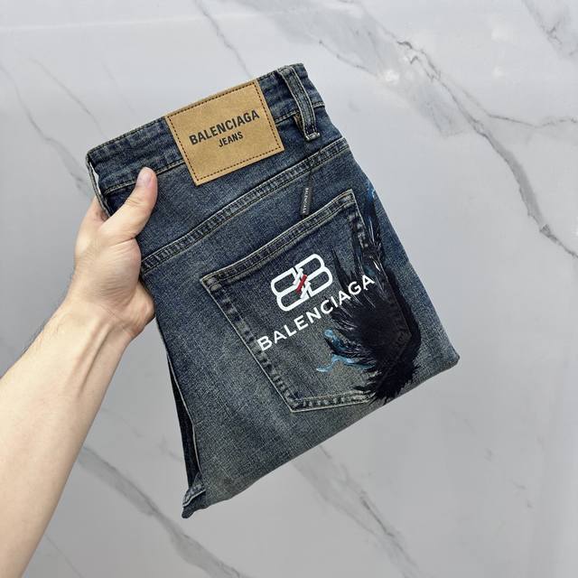 调价 Balenciag*巴黎 高端定制、2025早春最新款牛仔裤 柜台同步发售 原版定制复刻 客供五金辅料 原单品质 进口固色牛仔面料 重工洗水 做工走线精细