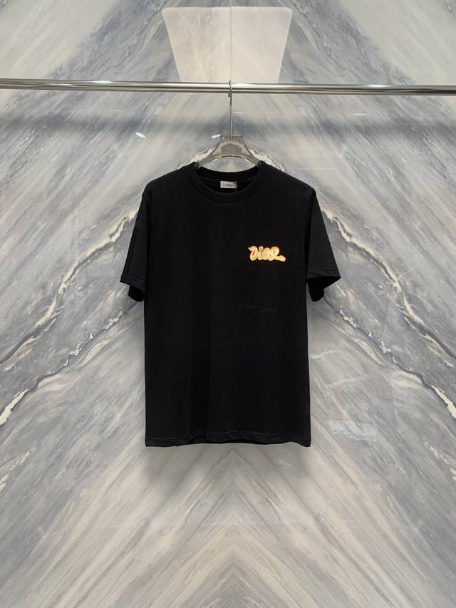 25春夏新品细腻工艺与舒适穿着相结合的Cd艺术万针刺绣圆领棉质短袖T恤，Cd艺术万针刺绣圆领棉质短袖T恤在细节处理上可谓匠心独运，展现了卓越的工艺水平和舒适的穿