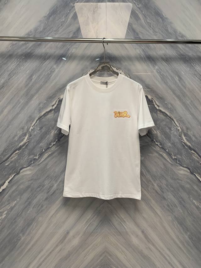 25春夏新品细腻工艺与舒适穿着相结合的Cd艺术万针刺绣圆领棉质短袖T恤，Cd艺术万针刺绣圆领棉质短袖T恤在细节处理上可谓匠心独运，展现了卓越的工艺水平和舒适的穿